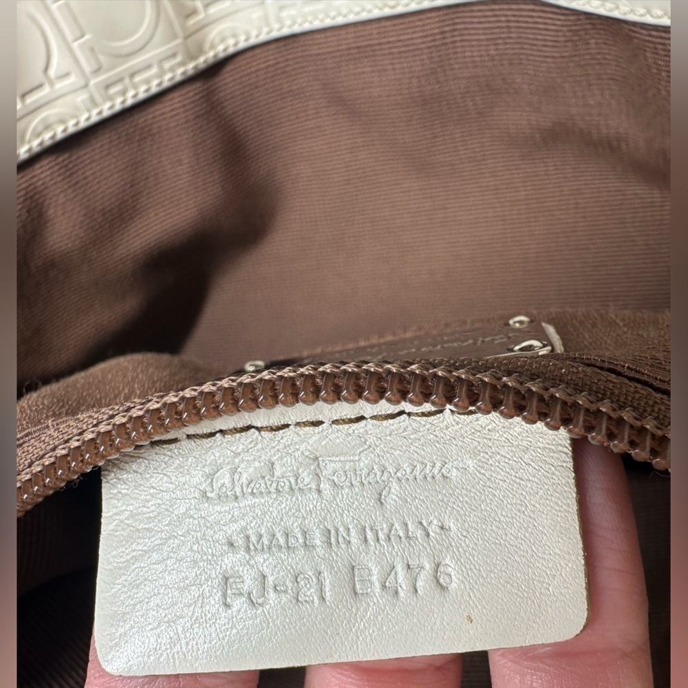 Authentic Salvatore Ferragamo Gancini Embossed Leather w/ COA - Picture 15 of 15